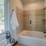 Badewanne mit Dusche